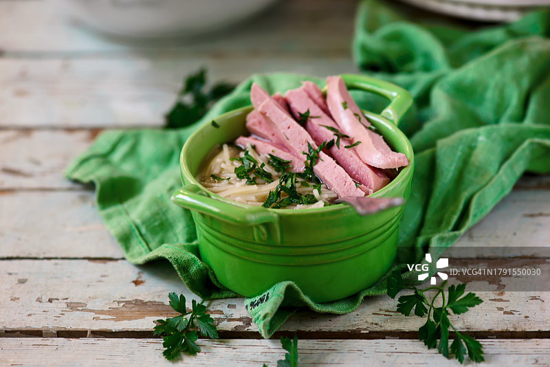 鸡蛋和香肠肉汤图片素材