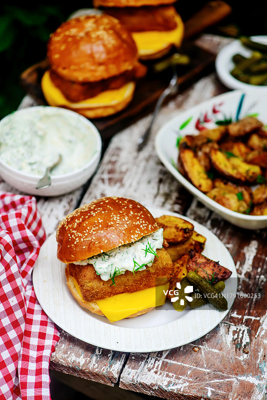 炸鱼排和薯条配塔塔酱图片素材