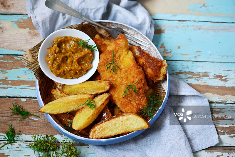 炸鱼薯条和芥末酱（选择性聚焦）图片素材