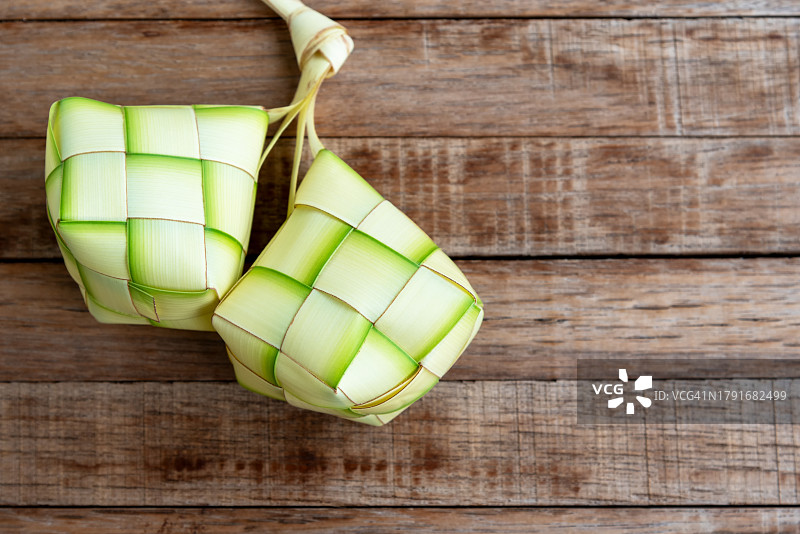 木质背景上的两个马来粽或粽子开斋节食品图片素材