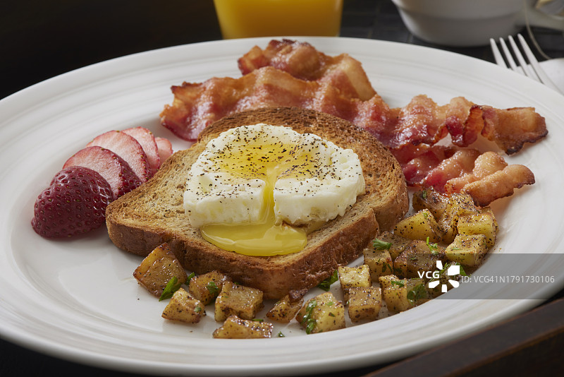 浪漫的床上早餐图片素材