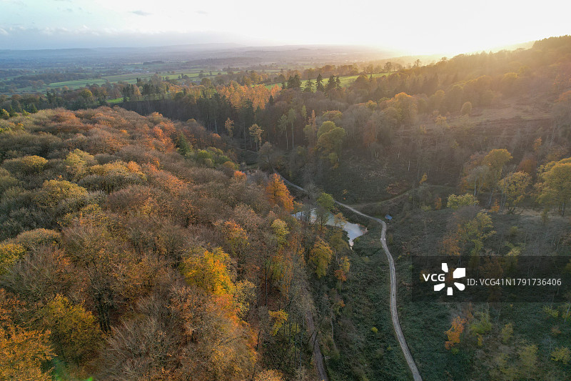 英国赫里福德郡莱明斯特克罗夫特城堡森林、公园和比彻公共鱼池谷图片素材