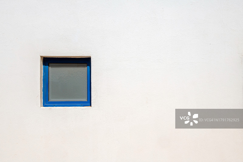 白色墙壁上的蓝色框架方形窗户图片素材