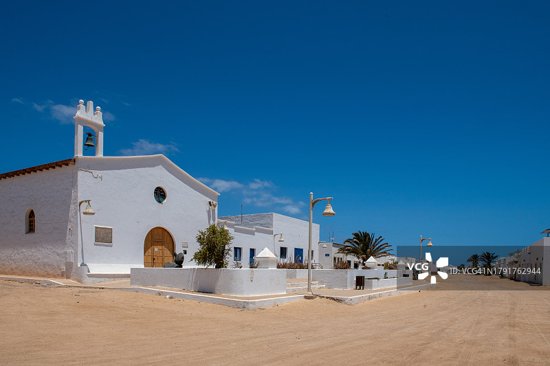 加那利群岛格拉西奥萨岛街道与卡门圣母教堂（前景）图片素材