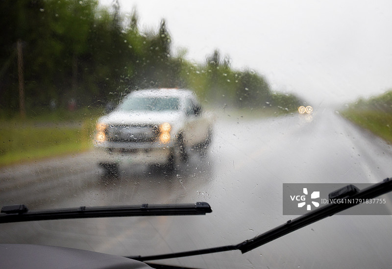 雨中行驶的皮卡车图片素材