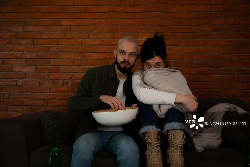 情侣看恐怖电影图片素材