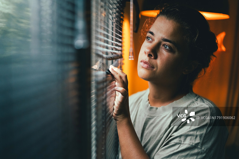 疲惫的中年妇女经历艰难时期图片素材