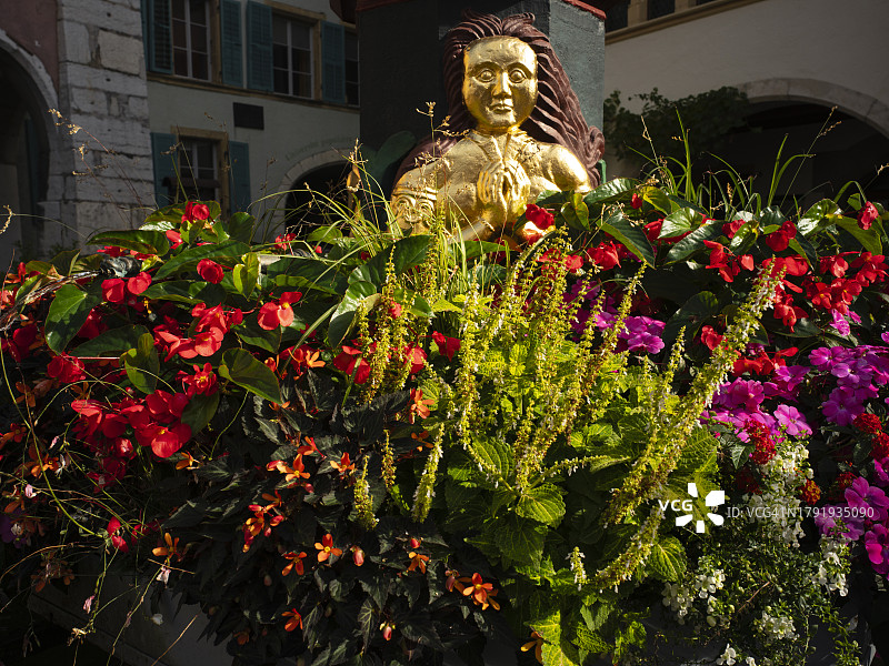 瑞士比尔老城旗手喷泉细节图片素材