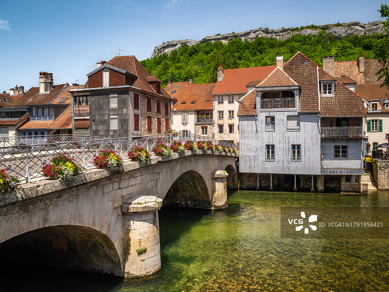 法国东部奥尔南镇卢河上的花桥广角景观图片素材