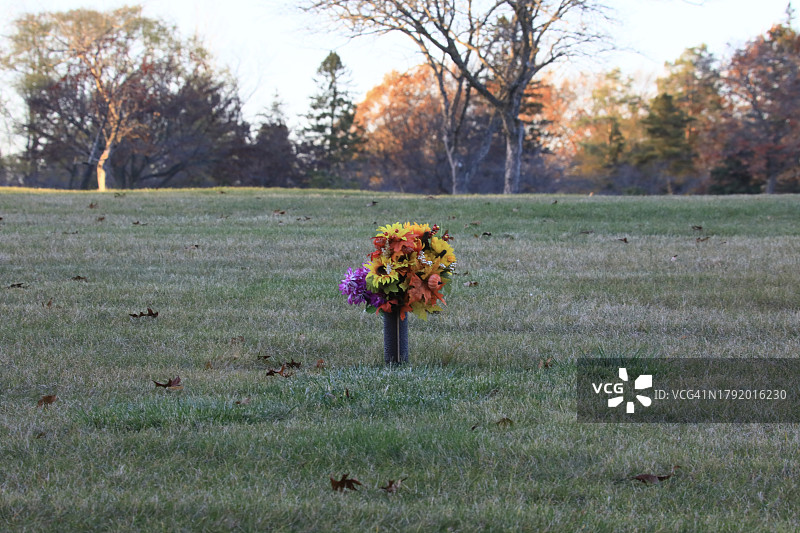 用鲜花纪念的墓地图片素材