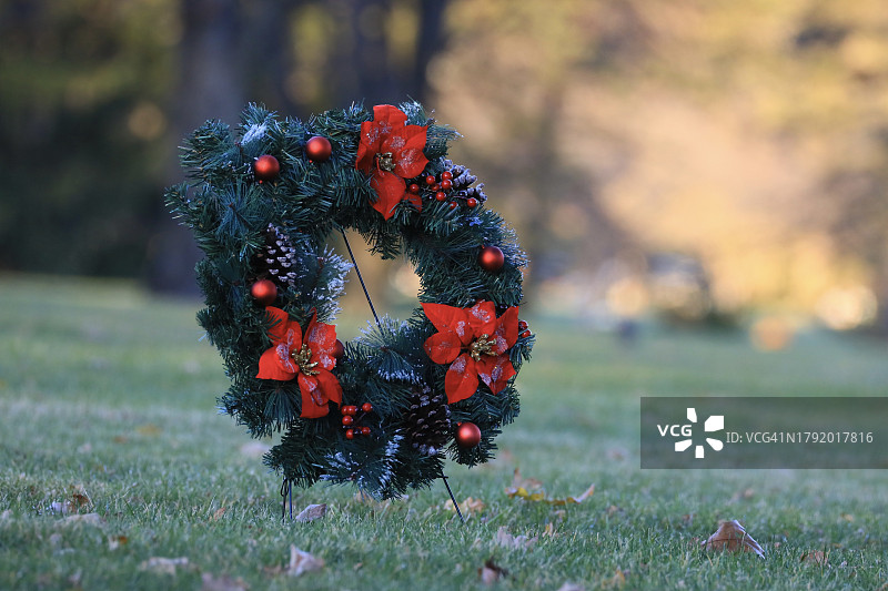墓地上的节日花圈图片素材