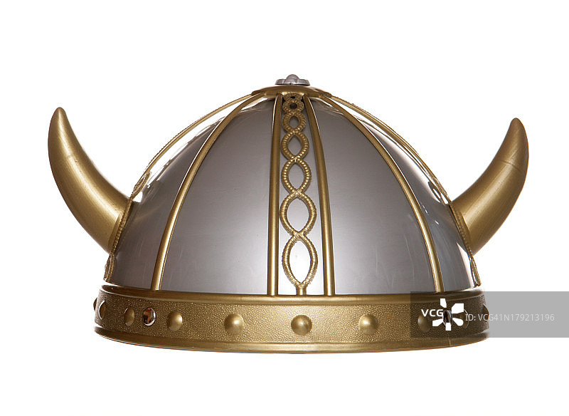 带工作室抠图的金色和银色维京头盔图片素材