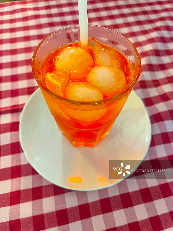 含冰块的橙味姜汁艾尔，罗马图片素材