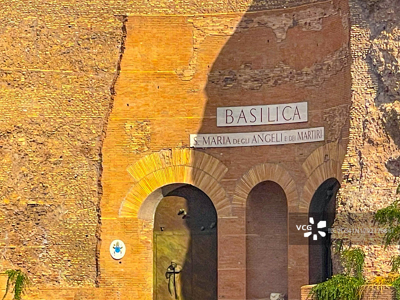 罗马大教堂砖墙和拱门的层层特写图片素材