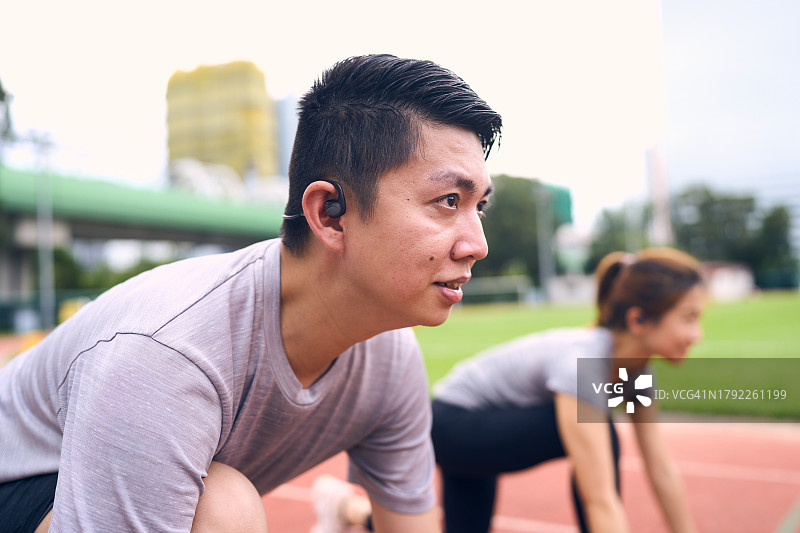 一名中国男子和他的女友专注于起跑姿势图片素材