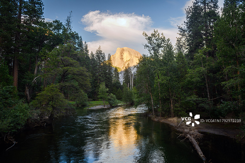 默塞德河中半圆顶的倒影图片素材