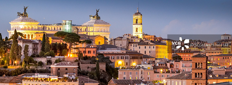 从阿文提诺山 viewpoint 看到的罗马历史中心黄昏时分的美丽城市景观图片素材