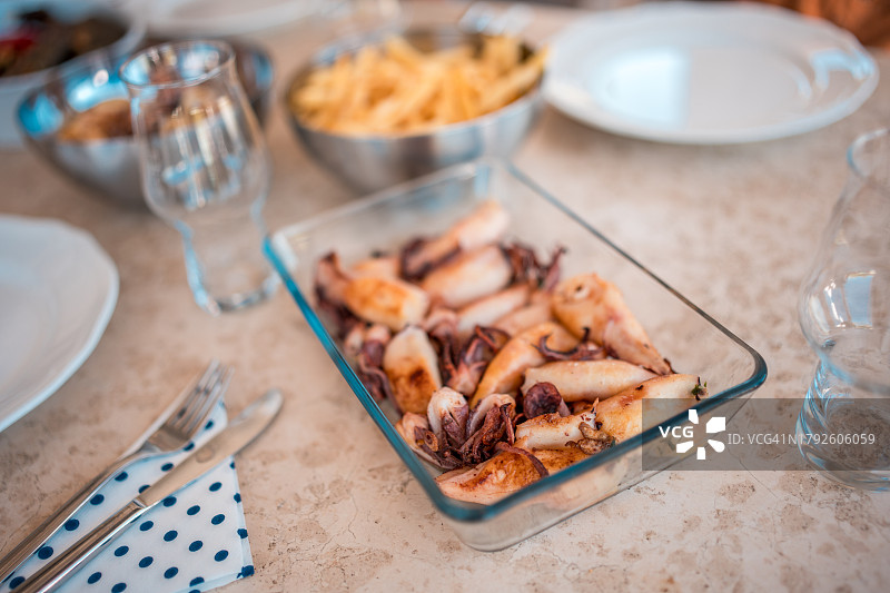 家庭聚会烤鱿鱼盘图片素材