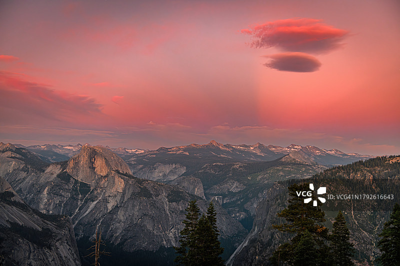 从鹰峰看到的 Alpenglow 中的高 Sierra图片素材