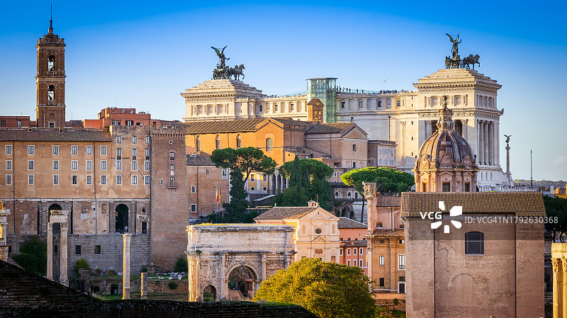 从罗马帕拉蒂尼山花园看到的罗马广场壮丽的城市景观图片素材