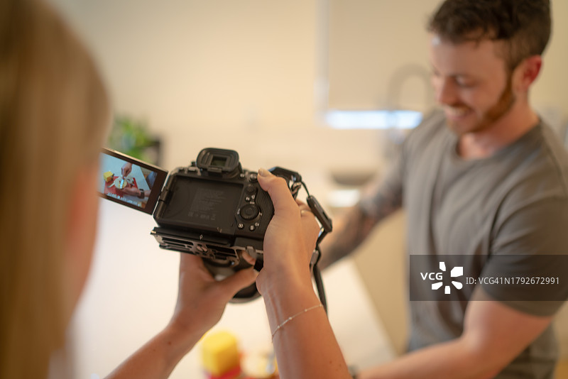 网红情侣创作内容图片素材