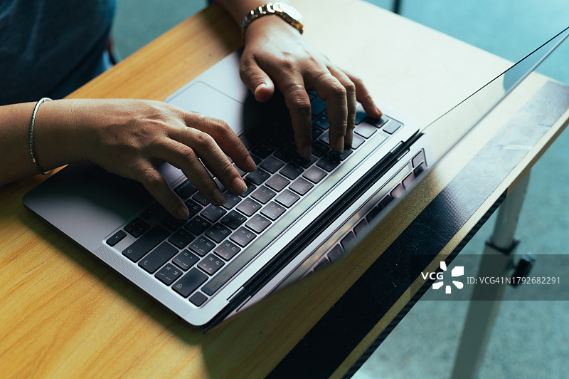 使用笔记本电脑的黑客或程序员图片素材