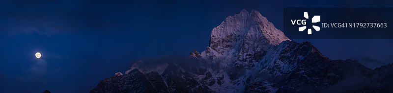 喜马拉雅山脉Thamserku峰雪山的月光图片素材