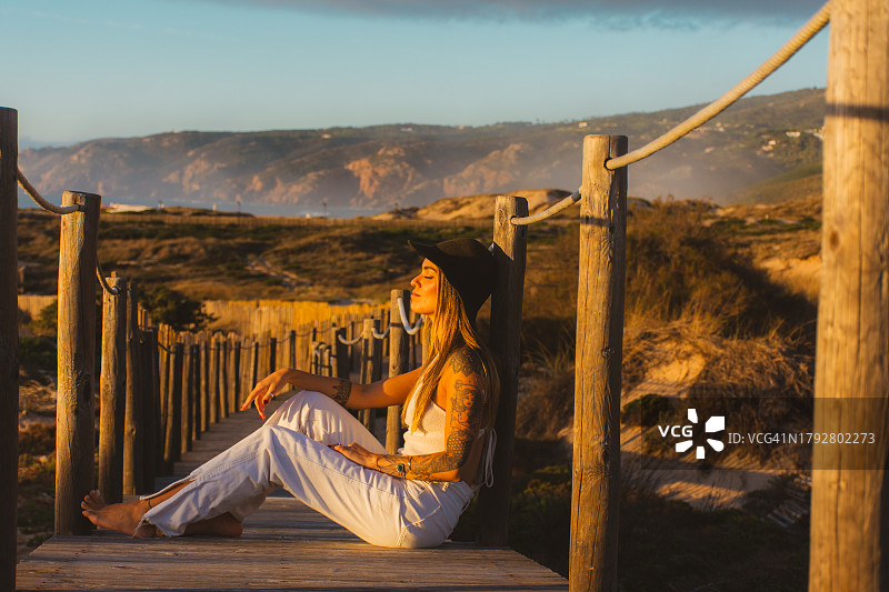 卡斯卡伊斯沙丘旁的女子肖像图片素材