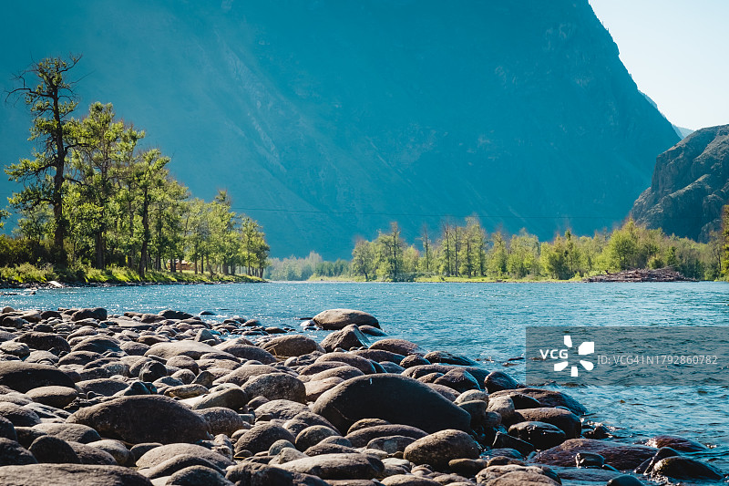 楚雷什曼河日落河岸，阿尔泰山脉夏季风光图片素材