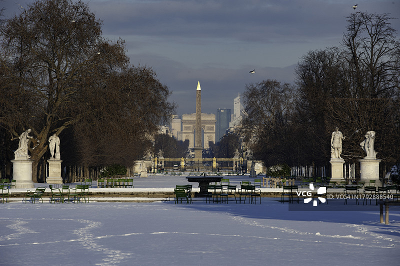 雪中的巴黎杜乐丽花园图片素材