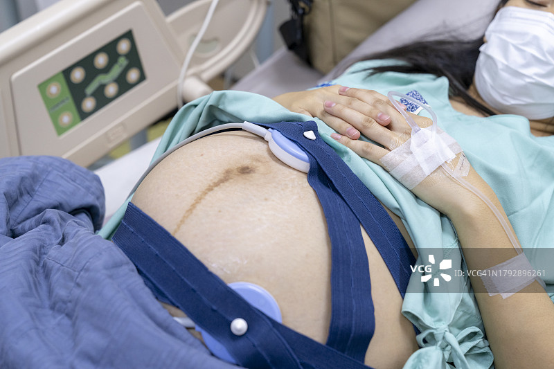 等待分娩的孕妇图片素材