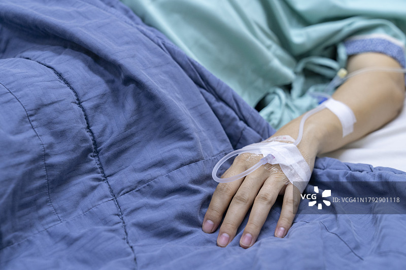 患者在医院输液图片素材