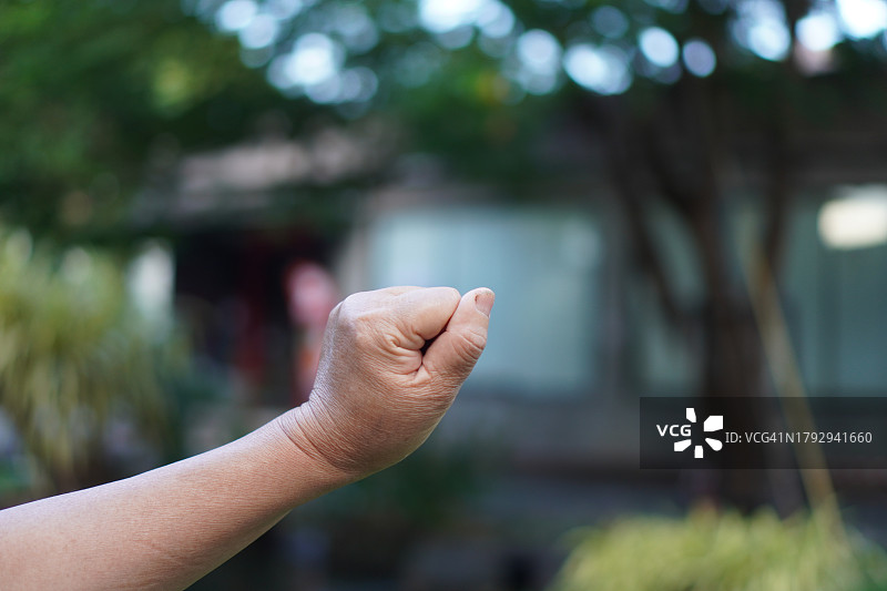 亚洲女性手部特写，呈现扼杀姿势图片素材