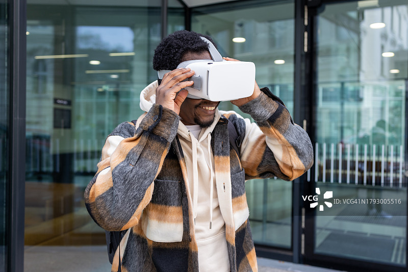 年轻的非洲裔美国人在户外佩戴VR眼镜图片素材