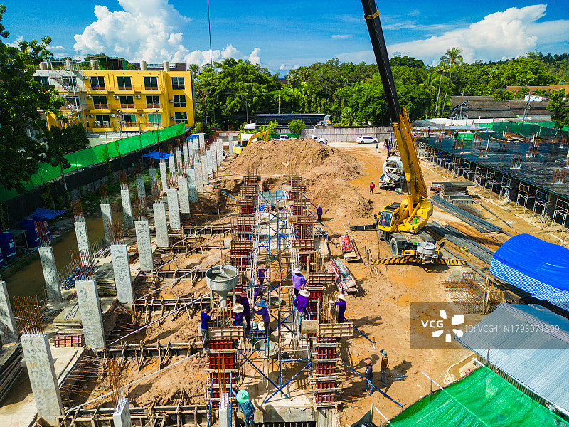 建筑工地使用起重机浇筑混凝土柱航拍图片素材