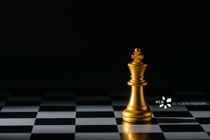 棋盘上的金色国王棋子图片素材