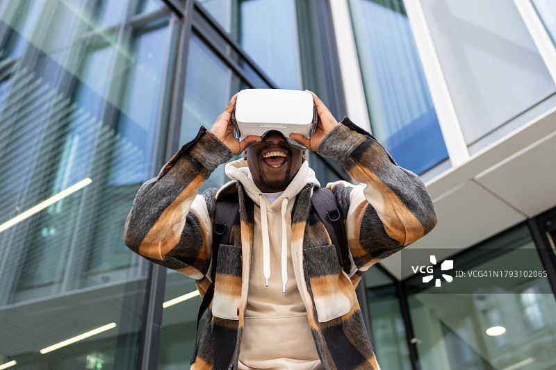 男人戴着VR眼镜在户外享受虚拟现实体验图片素材