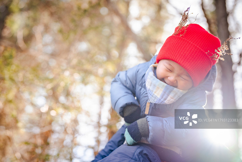 父亲开心地将宝宝高高抛向天空图片素材