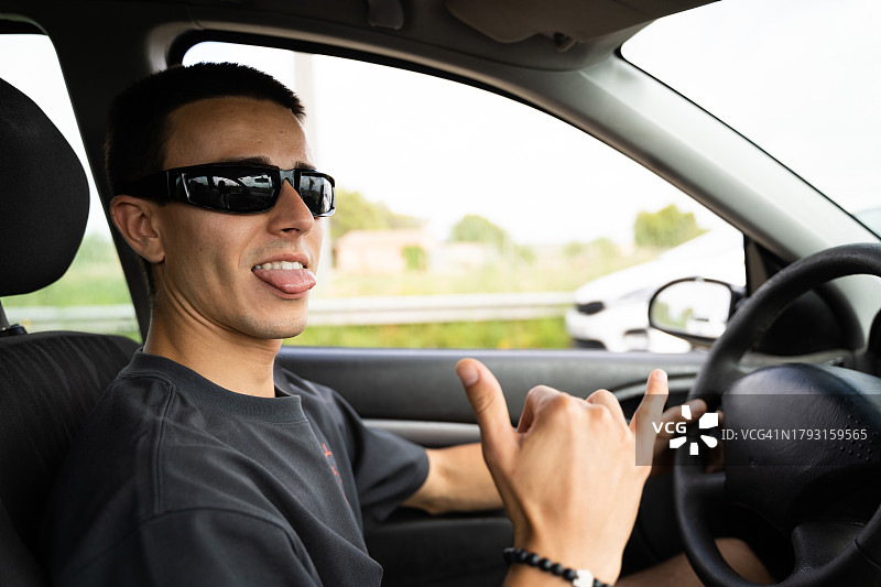 一个开车的快乐年轻人图片素材