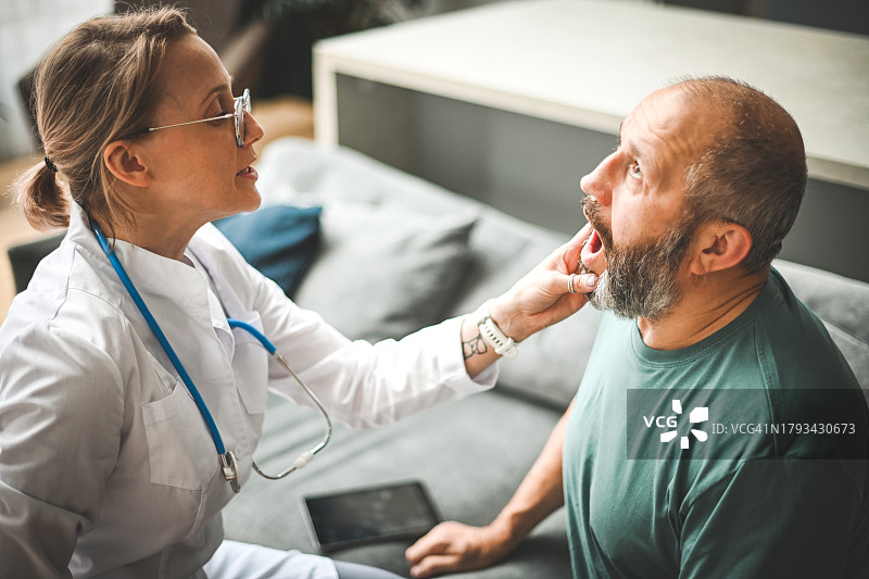 医生正在检查病人图片素材