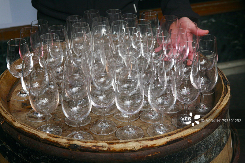 博若莱新酒与酒杯图片素材