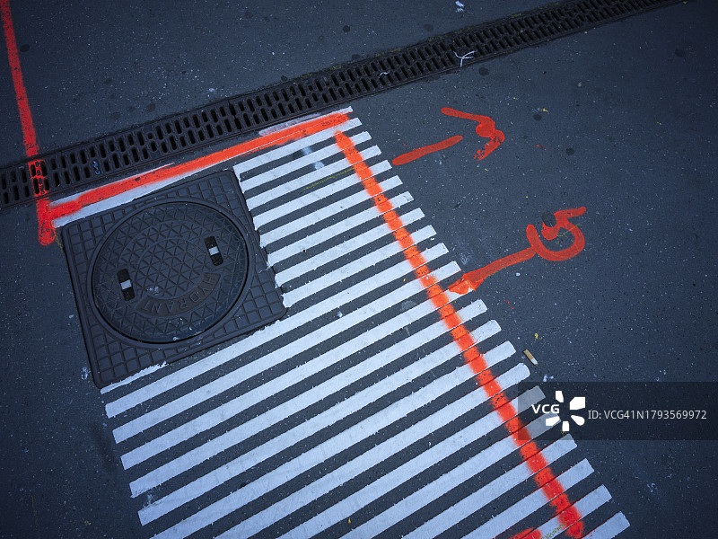 检修孔和路标图片素材