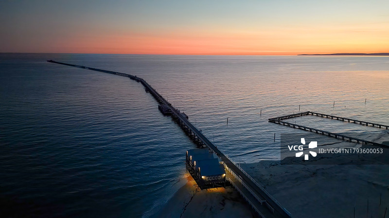 澳大利亚西澳大利亚州日落时分巴塞尔顿码头航拍景观图片素材