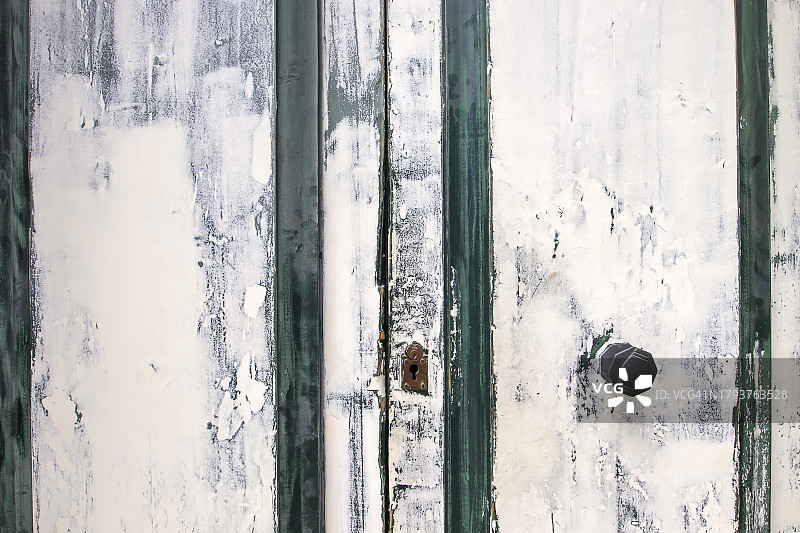 漆成白色的旧门图片素材