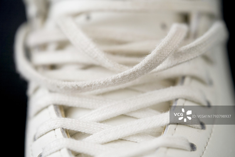 白色靴子正面图，黑色背景图片素材