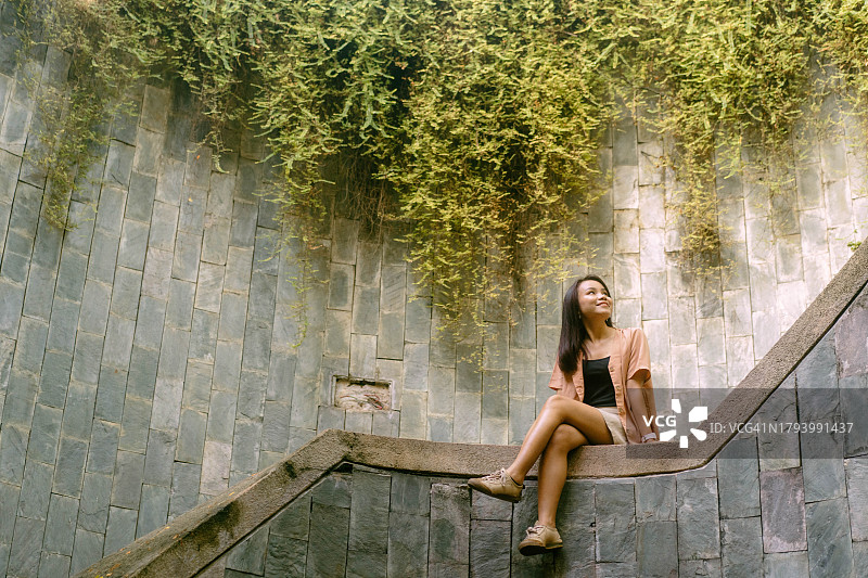 在福康宁公园著名阶梯拍照的亚洲女游客图片素材
