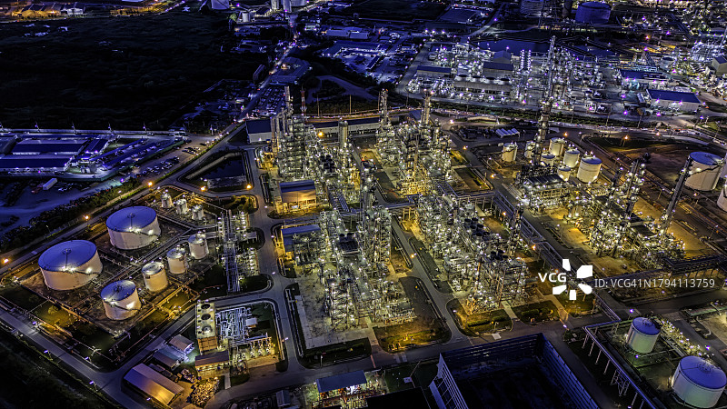 夜间炼油厂航拍图片素材