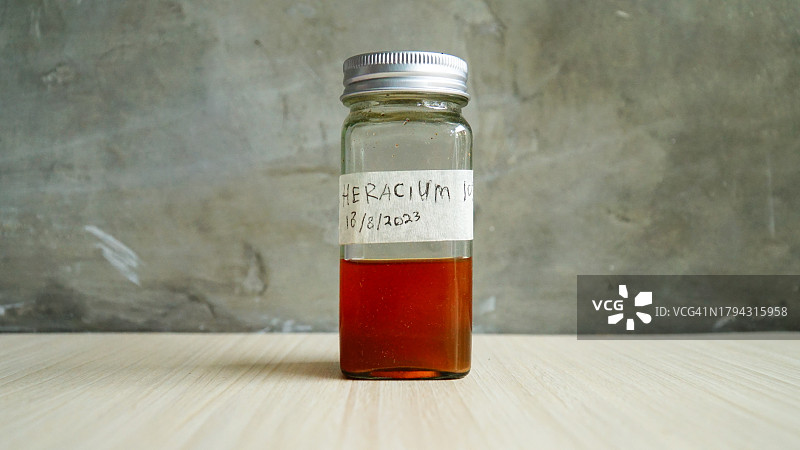 自制瓶中的豚草酊剂药物图片素材