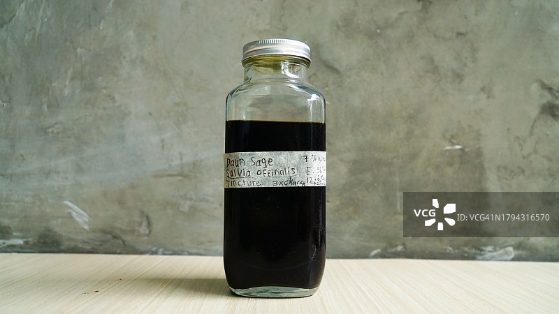 草药酊剂瓶罐产品，带Laboratorium标签的留白背景图片素材