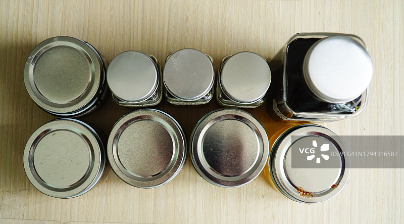 白色木质背景上的一组罐子盖的扁平风格照片图片素材